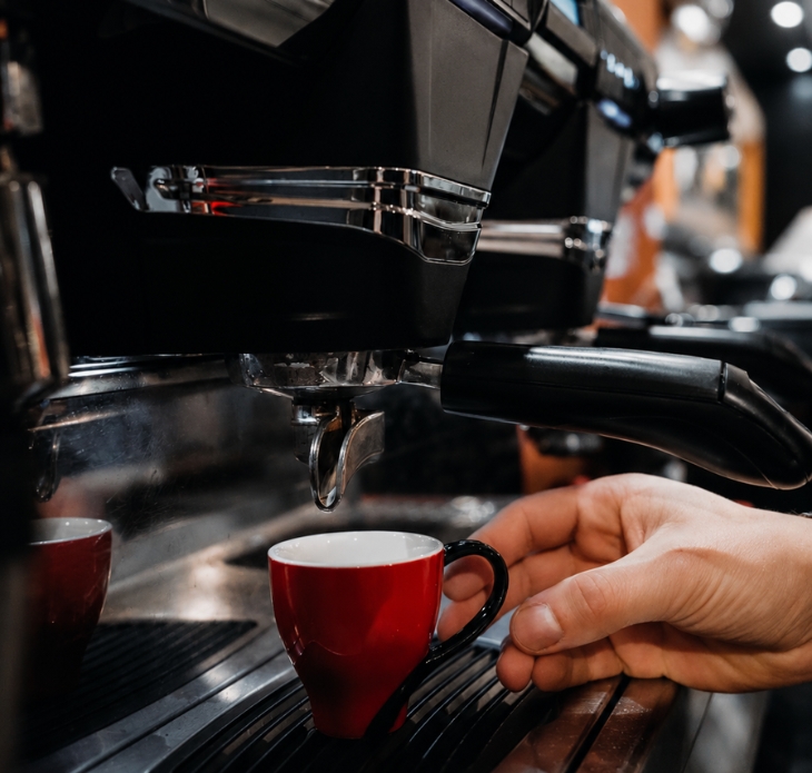 Barista przygotowujący kawę w ekspresie
