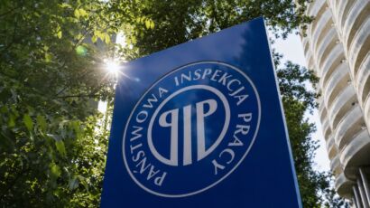 Flaga z godłem Państwowej Inspekcji Pracy (PIP)