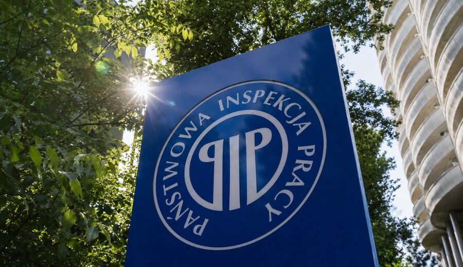 Flaga z godłem Państwowej Inspekcji Pracy (PIP)