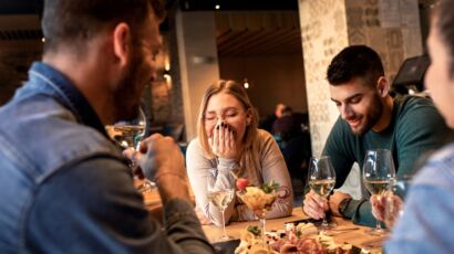 Grupa osób przy wspólnym stole w restauracji