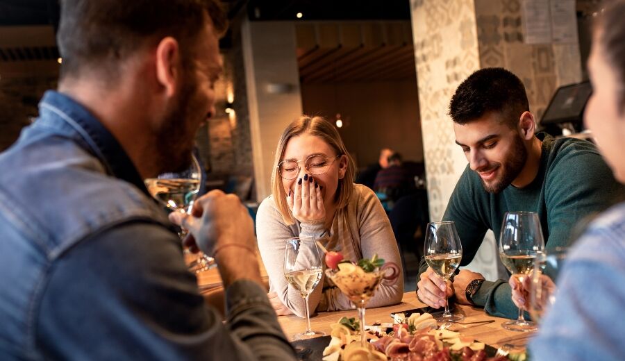 Grupa osób przy wspólnym stole w restauracji