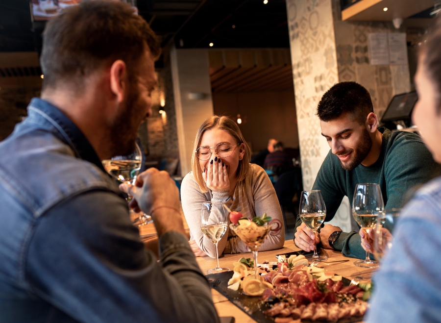 Grupa osób przy wspólnym stole w restauracji